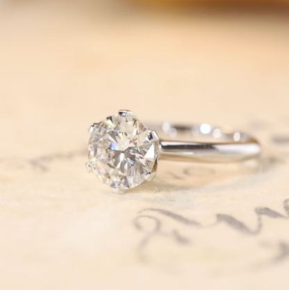 PT950 ring with a six-prong setting, containing 2 carats of lab-grown diamonds.