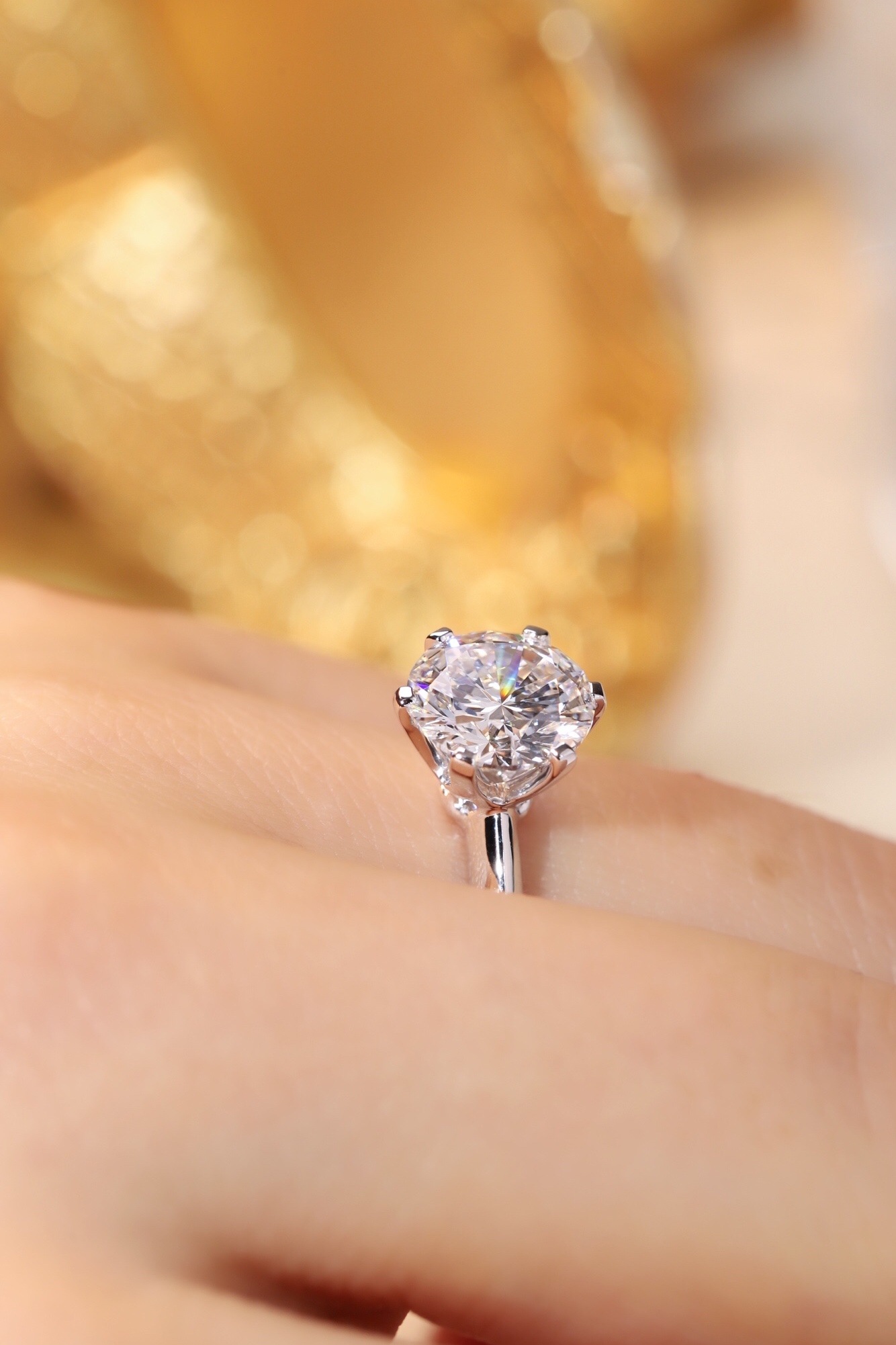 PT950 ring with a six-prong setting, containing 2 carats of lab-grown diamonds.