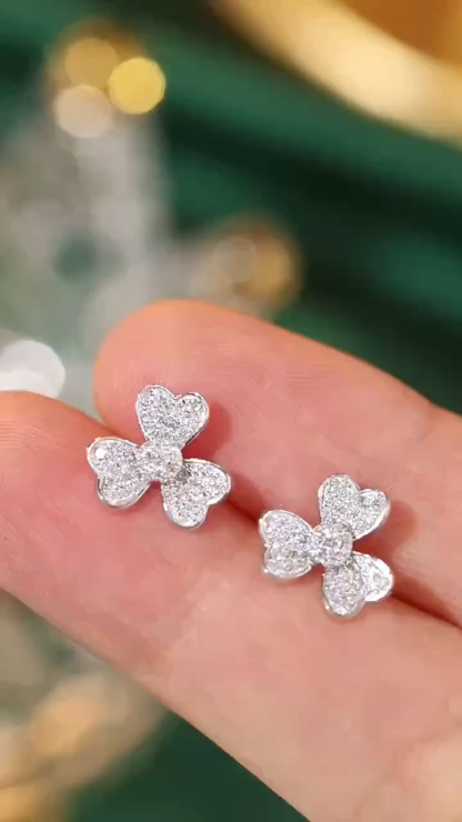 18k gold earrings in the shape of a four-leaf clover, set with a 0.44-carat natural diamond.