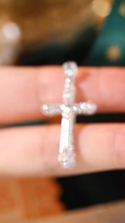 18k gold pendant with a natural diamond of 0.66t, cross design (chain not included)