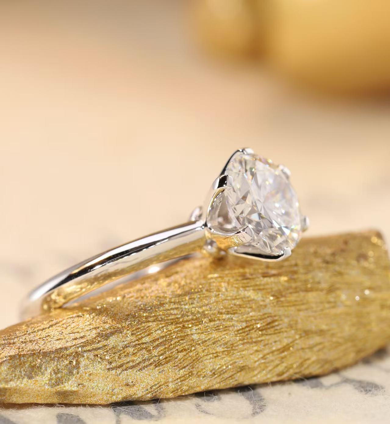 PT950 ring with a six-prong setting, containing 2 carats of lab-grown diamonds.