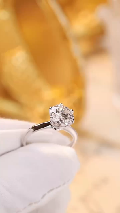 PT950 ring with a six-prong setting, containing 2 carats of lab-grown diamonds.