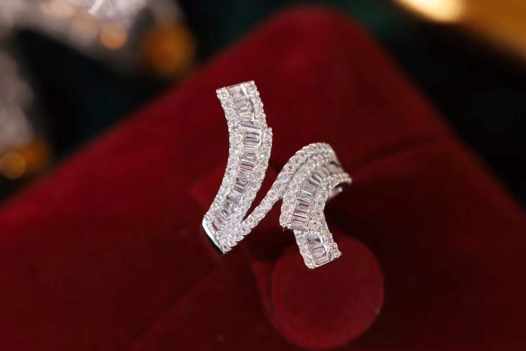 18k gold ring set with a natural diamond; the diamond features a Tapered Baguette cut and weighs 0.72carats.