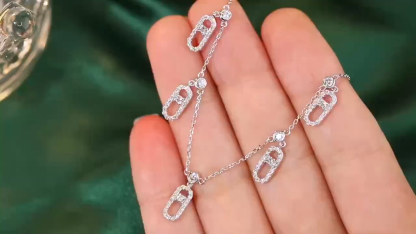 18k gold necklace with paperclip design, featuring a 0.80ct natural diamond