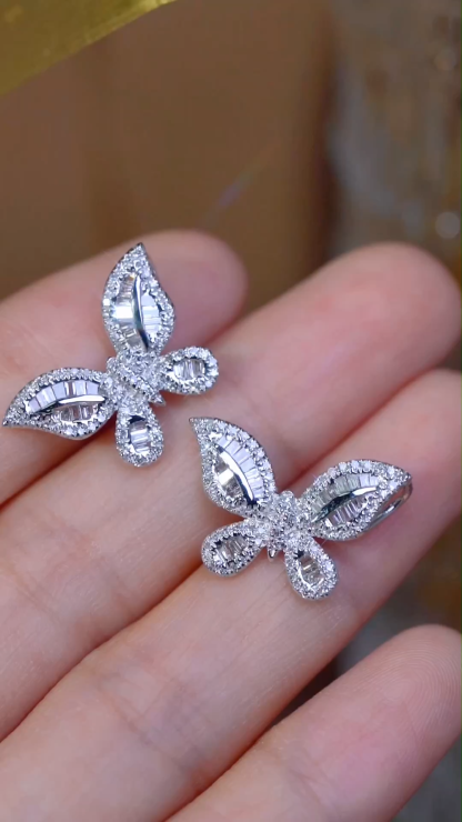 18k Gold Pendant in Butterfly Shape, Inlaid with 0.60ct Natural Diamond (chain not included)