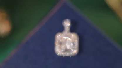 18k gold pendant with flower design, natural diamond 0.45ct (chain not included)