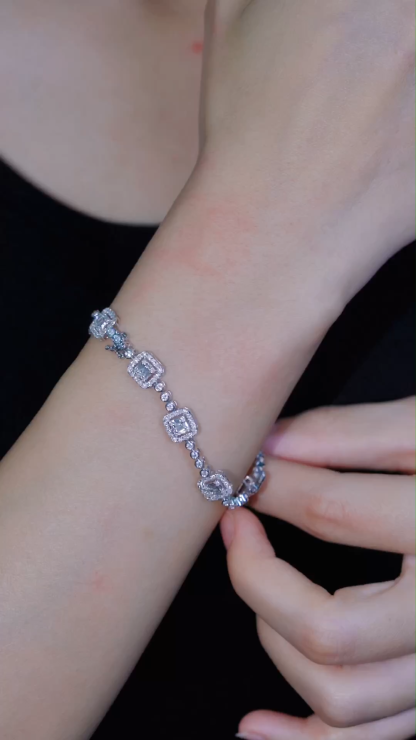 18-karat gold bracelet featuring a natural diamond of 2.60 carats, set in a Tapered Baguette style.