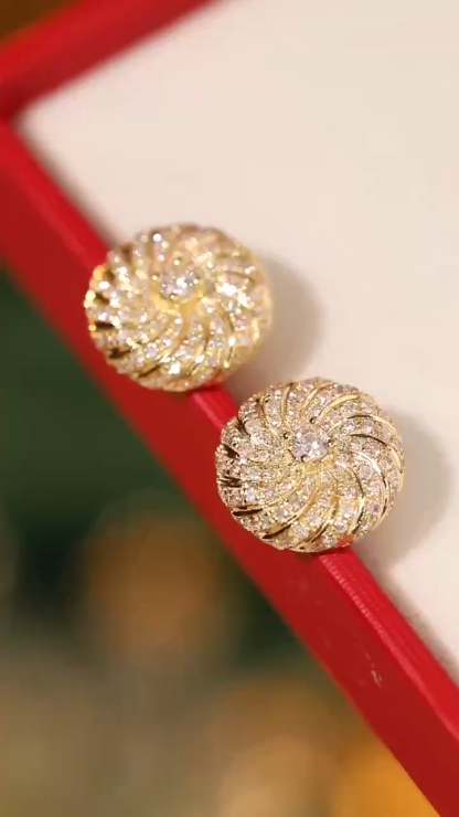 18k gold earrings set with 0.80carat natural diamond
