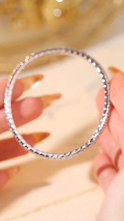 18k gold elastic bracelet with extendable chain, set with 3.25ct lab-grown diamond