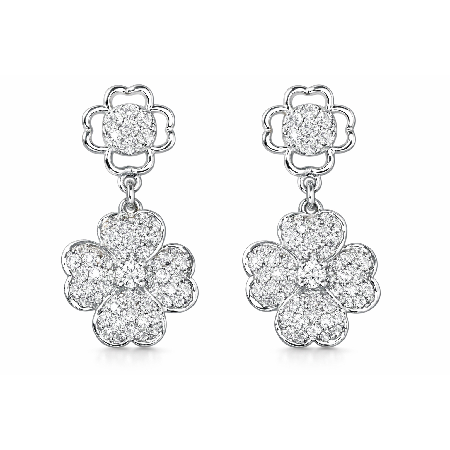 18k gold earrings in the shape of a four-leaf clover, set with a 0.80-carat natural diamond.