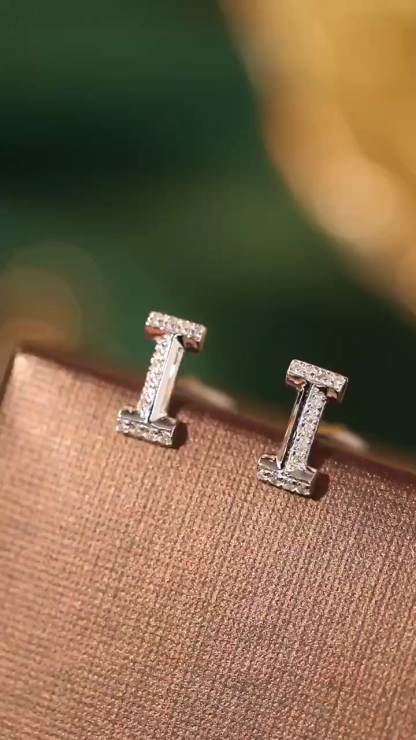 18k gold earring stud with the letter “I” and a 0.06ct natural diamond inlaid.