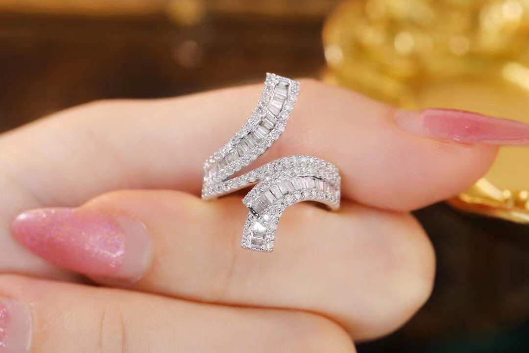 18k gold ring set with a natural diamond; the diamond features a Tapered Baguette cut and weighs 0.72carats.