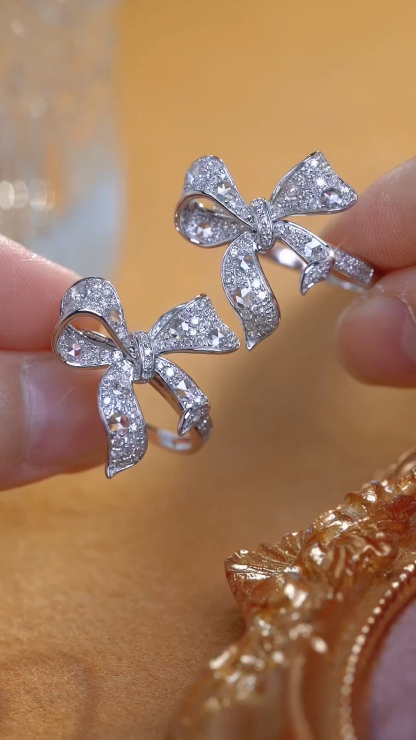 18k gold ring with a bow design, featuring a 0.75ct Rose cut diamond