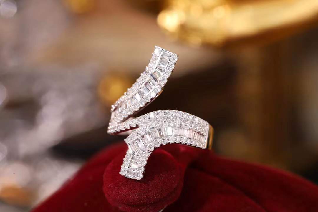 18k gold ring set with a natural diamond; the diamond features a Tapered Baguette cut and weighs 0.72carats.