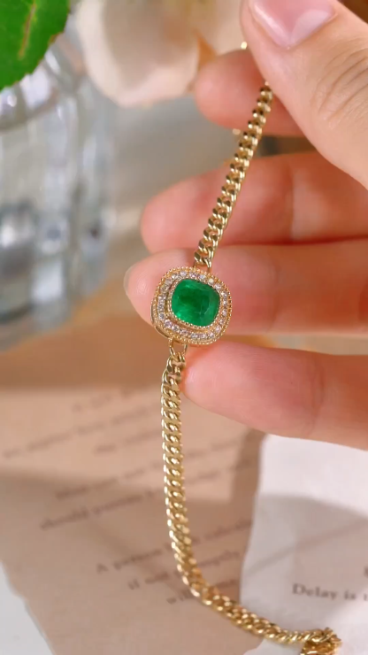 18k Gold Bracelet, Luxurious Diamond-Studded Bracelet, Emerald Bracelet with 1.65ct Diamonds