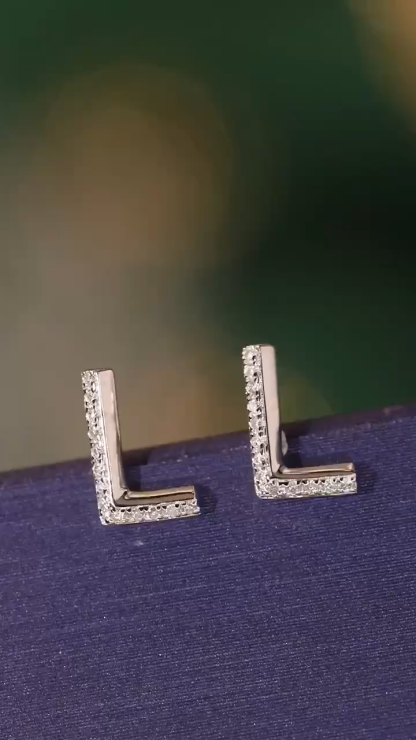 18k gold earring stud with the letter “L” and a 0.06ct natural diamond inlaid.