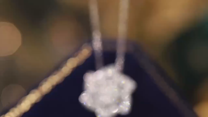 18k gold necklace with flower design, two-way wear option, natural diamond weighing 0.40ct