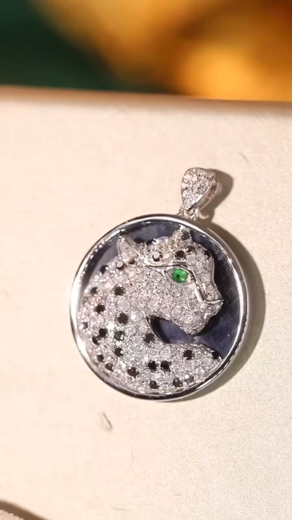 18k gold pendant in leopard design, set with 1.00ct natural diamond (chain not included)