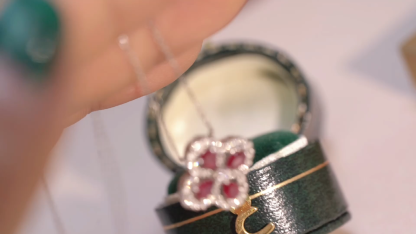 18k gold necklace in clover shape, with a droplet-shaped ruby of 0.70 carats and a natural diamond of also 0.70 carats.