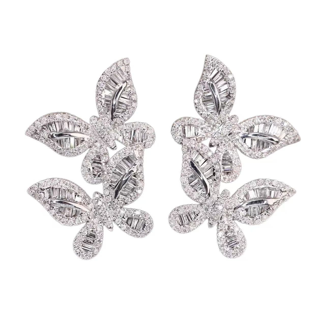 18k gold earrings with a bow design, featuring a natural diamond of 1.04carats.