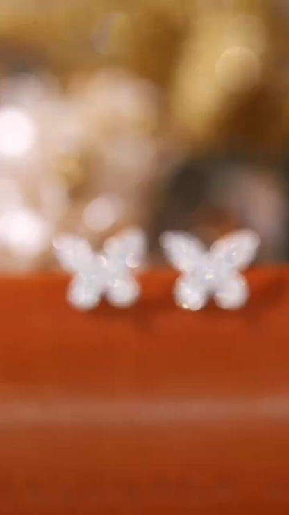 18-karat gold butterfly-shaped earrings, set with a natural diamond of 0.40 carats.