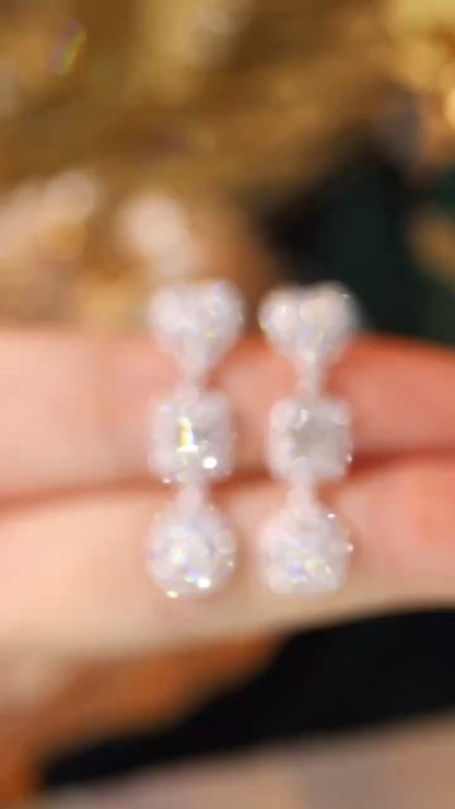 18k gold earrings set with 1.40ct natural diamond