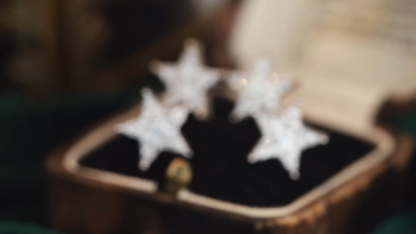 18k gold earrings in star shape, set with a natural diamond of 0.50 carats.