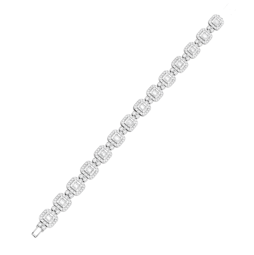 18-karat gold bracelet featuring a natural diamond of 4.00 carats, set in a Tapered Baguette style.
