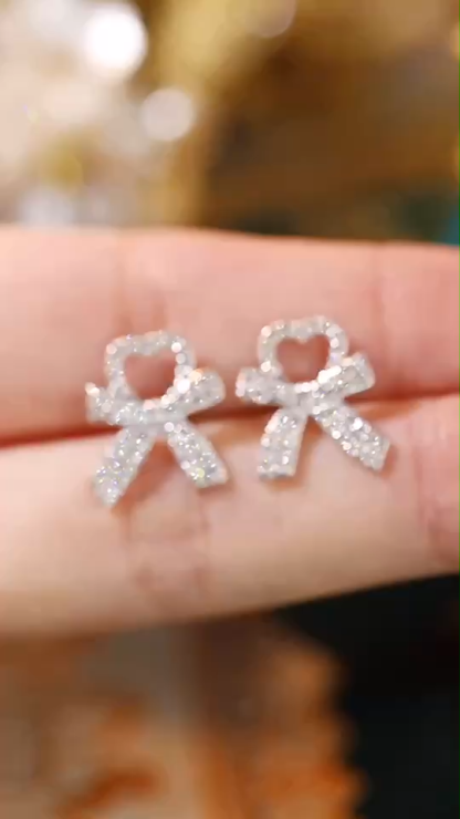 18k gold earrings with a bow design, featuring a natural diamond of 0.52carats.