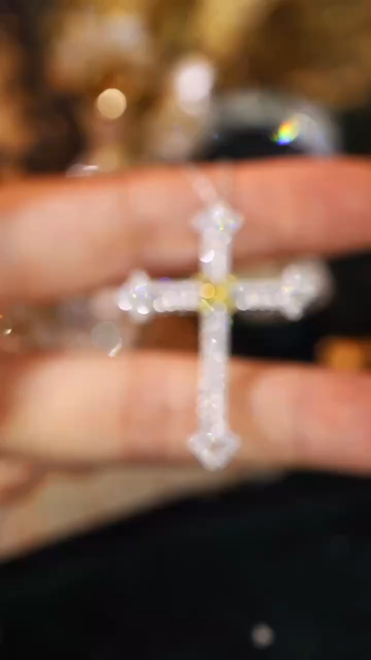 18k gold necklace with cross design, natural diamond weighing 0.90ct