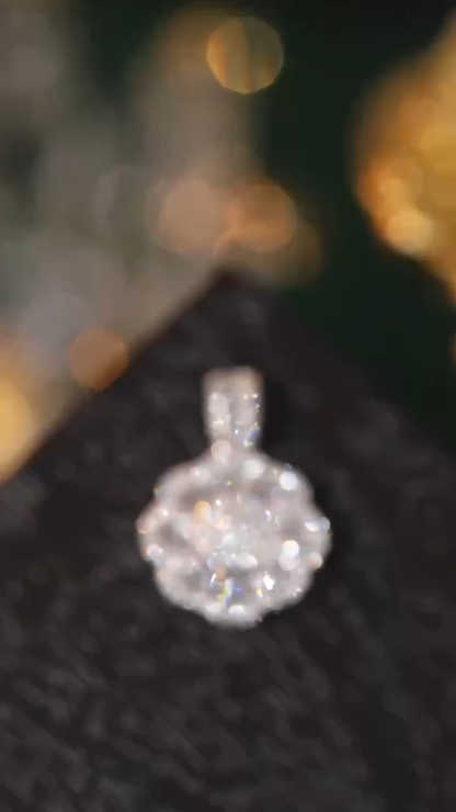 18k gold pendant with flower design, natural diamond 0.68ct (chain not included)