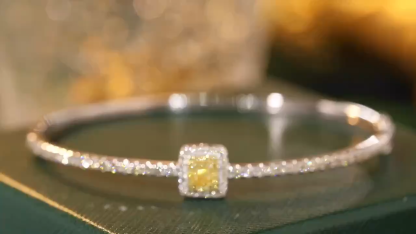 18k Gold Bracelet with Yellow Diamond; the bracelet is set with 1.10ct natural diamond.