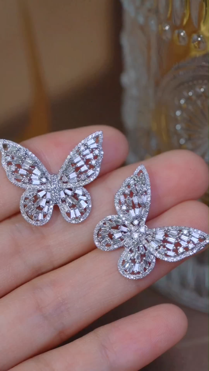 18k Gold Pendant in Butterfly Shape, Inlaid with 0.80ct Natural Diamond (chain not included)