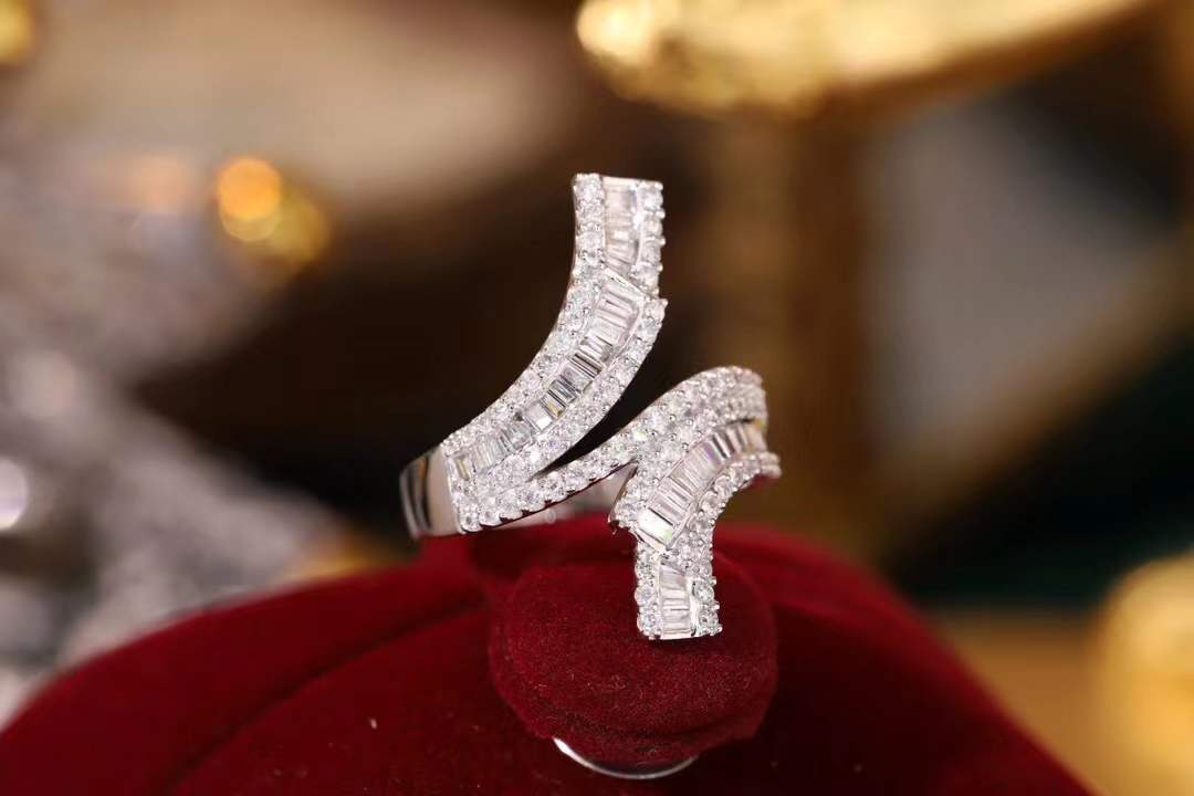 18k gold ring set with a natural diamond; the diamond features a Tapered Baguette cut and weighs 0.72carats.