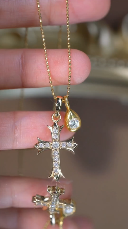 18k gold pendant with a natural diamond of 0.22ct, cross design (chain not included)