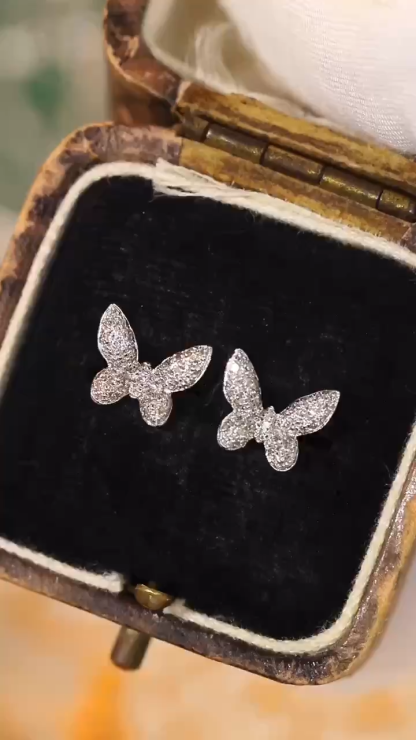 18k gold earrings with a bow design, featuring a natural diamond of 0.30carats.