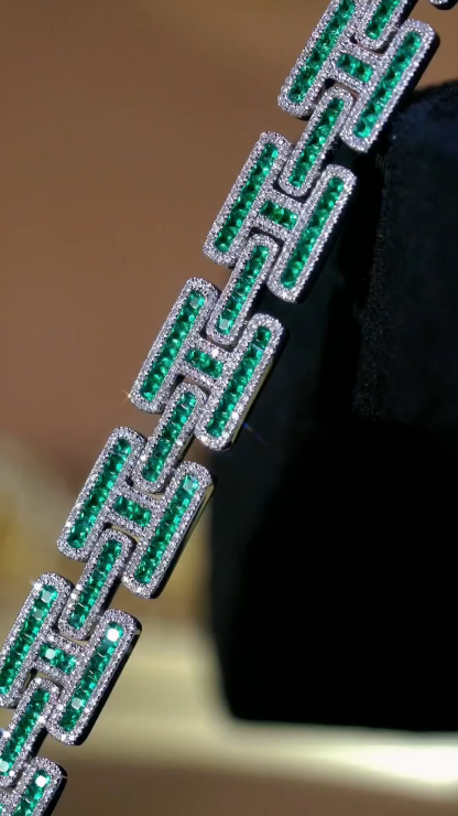 18k Gold Bracelet – Luxurious Emerald-Inlaid Bracelet
