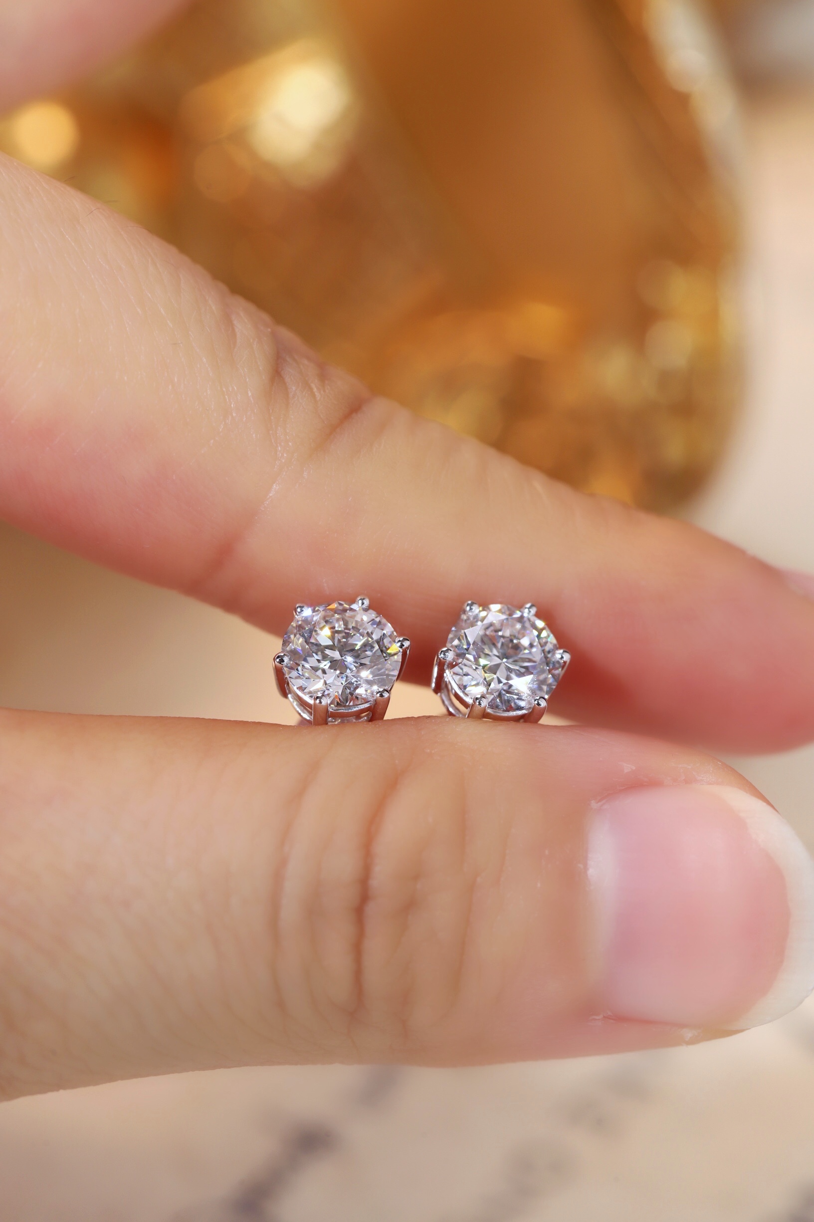 PT950 six-pronged earring stud, set with 2 lab-grown diamonds of 1 carat each.