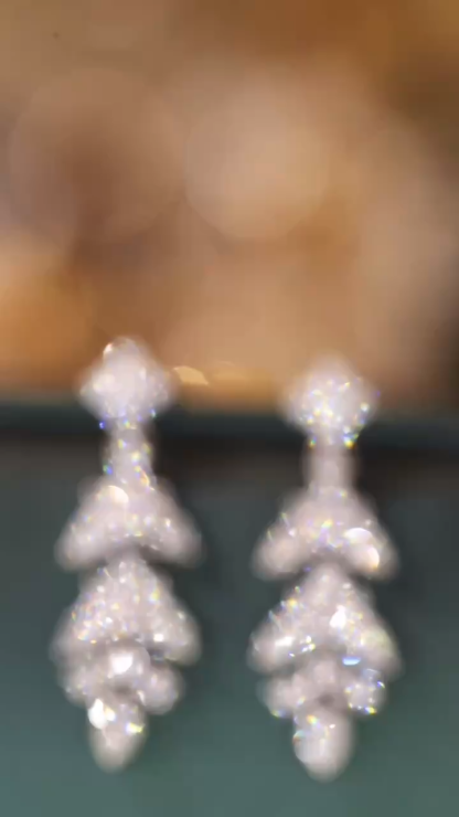 18k gold stud earrings set with 1.30ct natural diamond pear-shaped diamonds