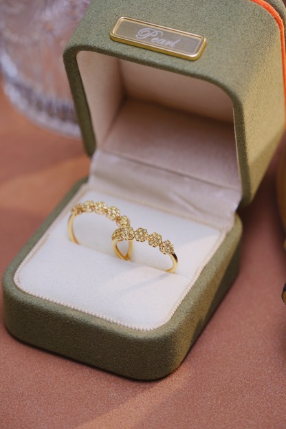 18k gold inlaid with natural yellow diamond ring, featuring 0.32ct of natural diamonds in a halo setting