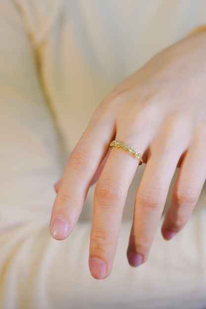 18k gold inlaid with natural yellow diamond ring, featuring 0.32ct of natural diamonds in a halo setting