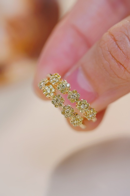18k gold inlaid with natural yellow diamond ring, featuring 0.32ct of natural diamonds in a halo setting