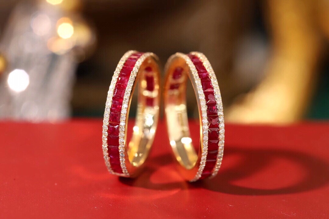 18k gold ring set with a 0.30-carat natural diamond and a 1.10-carat natural ruby. The ring features a bezelless setting design with straight lines.