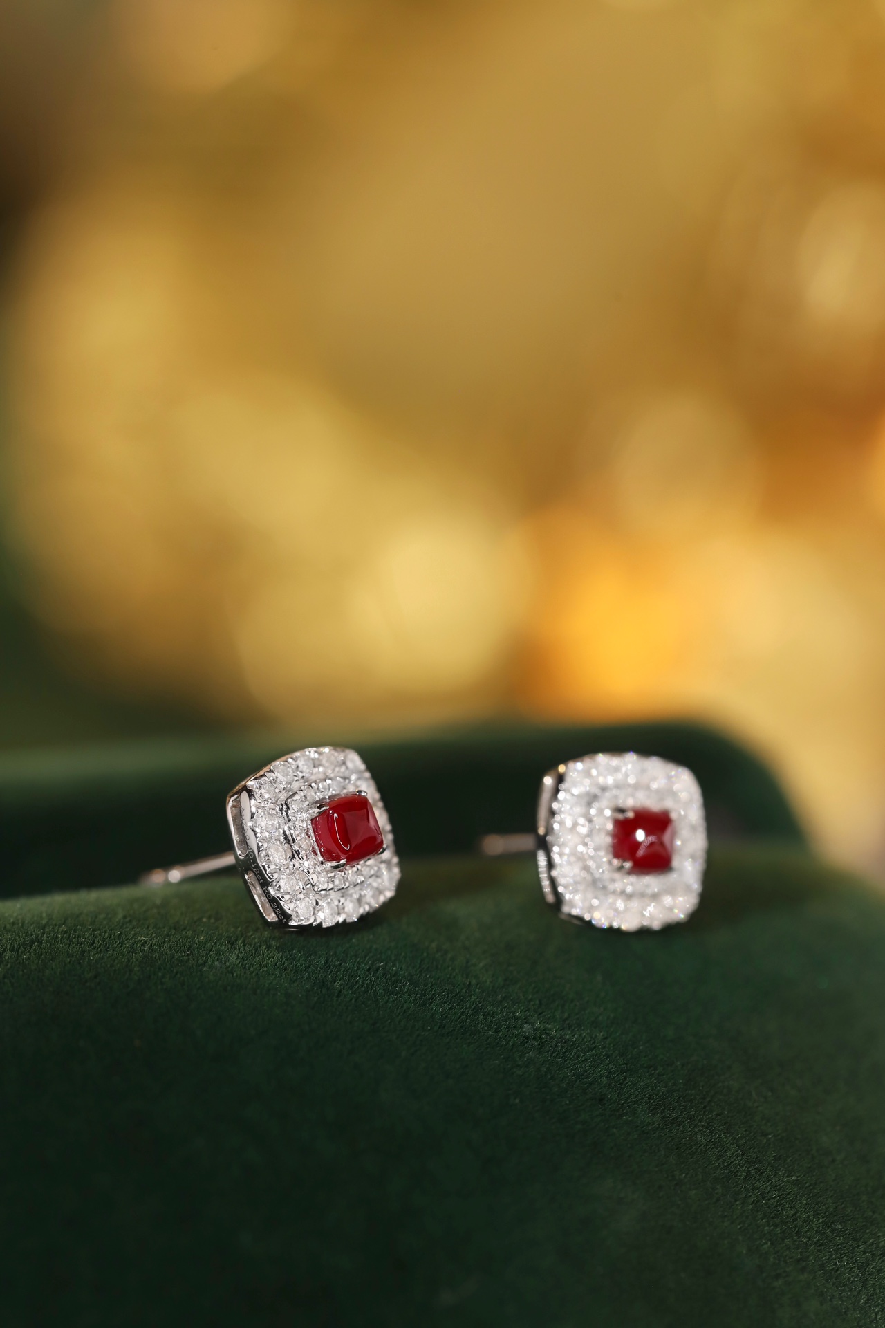 18-karat gold earrings, set with a natural ruby of 0.44carats and a natural diamond of 0.36carats, featuring four prongs
