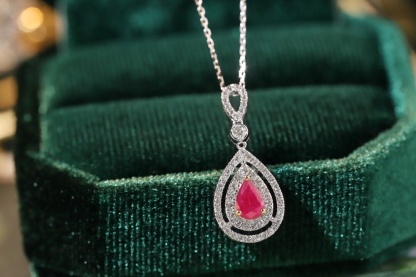 18k gold necklace with three claws inlaid with water-drop ruby 0.55ct and accessory stone 0.35ct