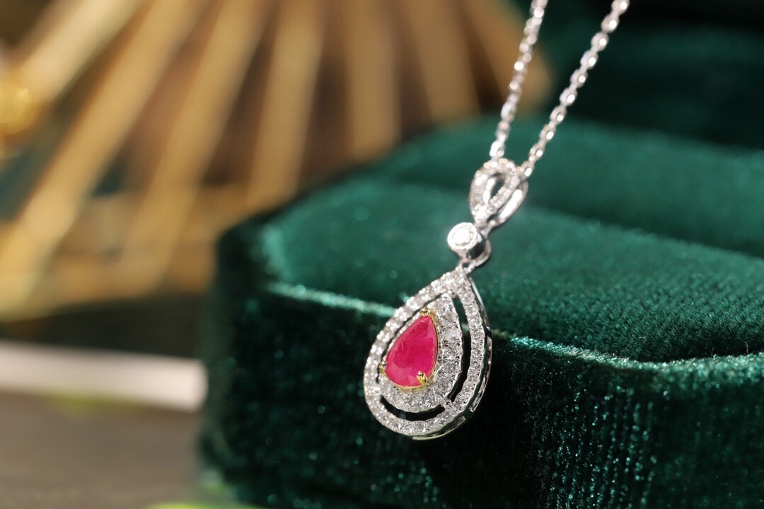 18k gold necklace with three claws inlaid with water-drop ruby 0.55ct and accessory stone 0.35ct