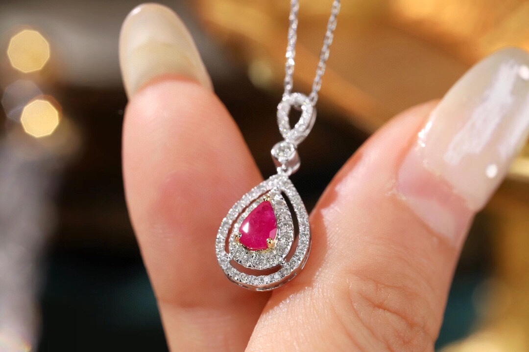 18k gold necklace with three claws inlaid with water-drop ruby 0.55ct and accessory stone 0.35ct