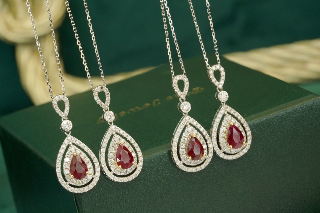 18k gold necklace with three claws inlaid with water-drop ruby 0.55ct and accessory stone 0.35ct