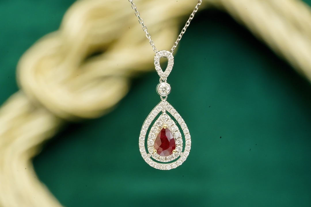 18k gold necklace with three claws inlaid with water-drop ruby 0.55ct and accessory stone 0.35ct