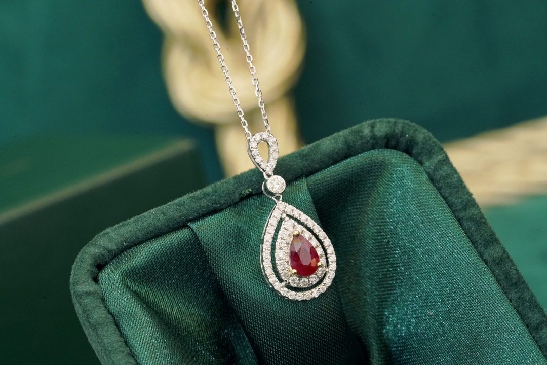 18k gold necklace with three claws inlaid with water-drop ruby 0.55ct and accessory stone 0.35ct